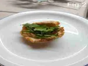 Insalata estiva in cestini croccanti