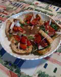 Insalata estiva in cestini croccanti