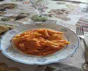 Pasta con crema di peperoni e tonno