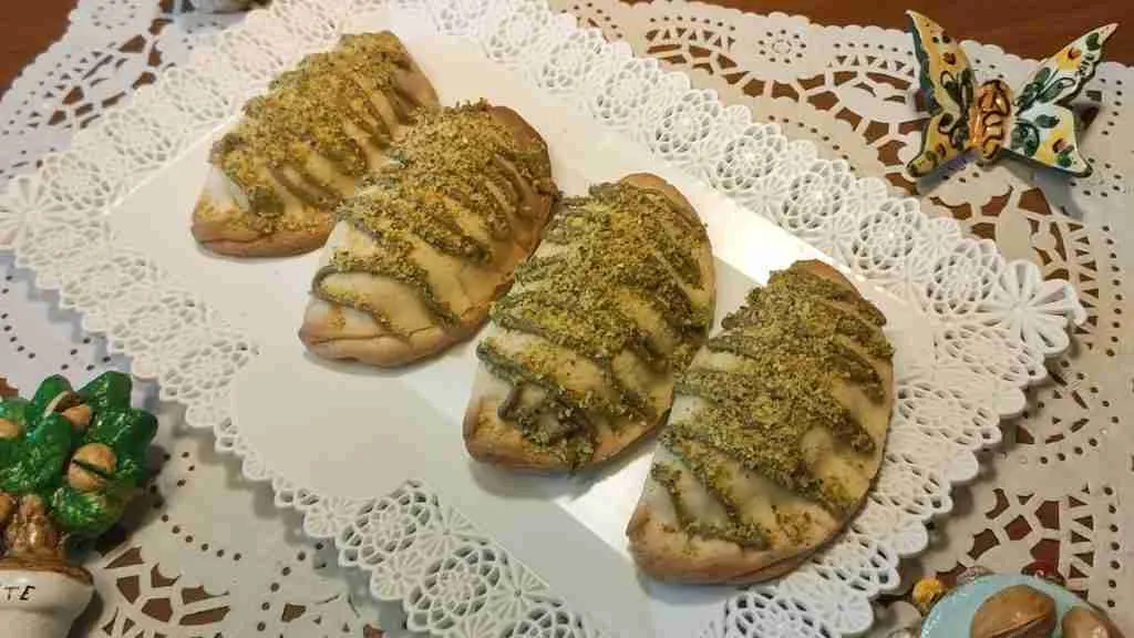Cassatelle di Agira con crema di pistacchio
