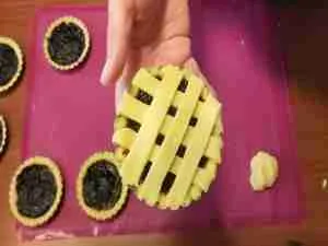 Crostatine senza glutine ai gelsi neri: una ricetta semplice e veloce per un dessert goloso e nutriente. 4 Crostatine ai gelsi neri