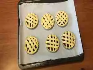 Crostatine senza glutine ai gelsi neri: una ricetta semplice e veloce per un dessert goloso e nutriente. 5 Crostatine ai gelsi neri