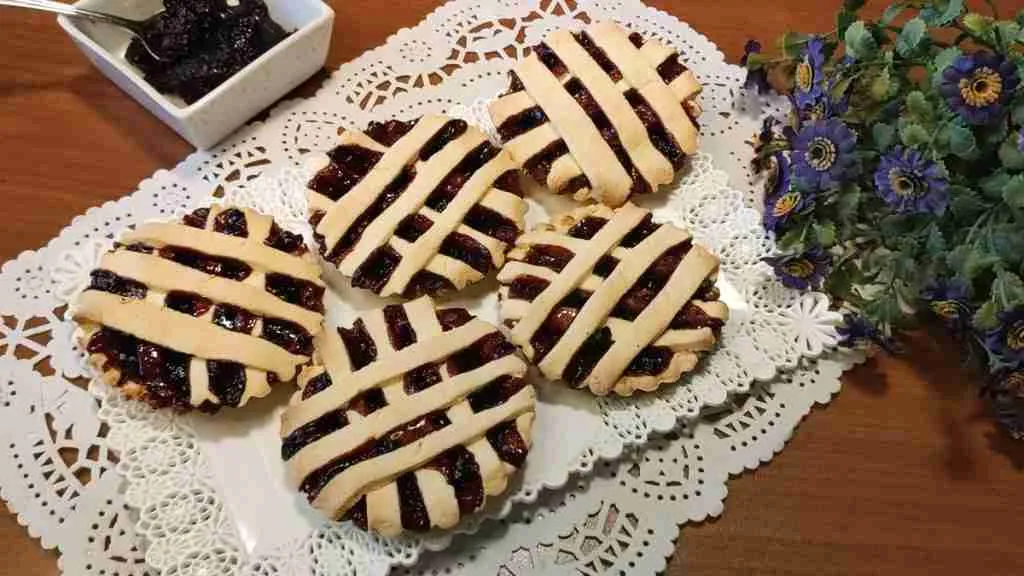 Crostatine senza glutine ai gelsi neri: una ricetta semplice e veloce per un dessert goloso e nutriente. 1 Crostatine ai gelsi neri