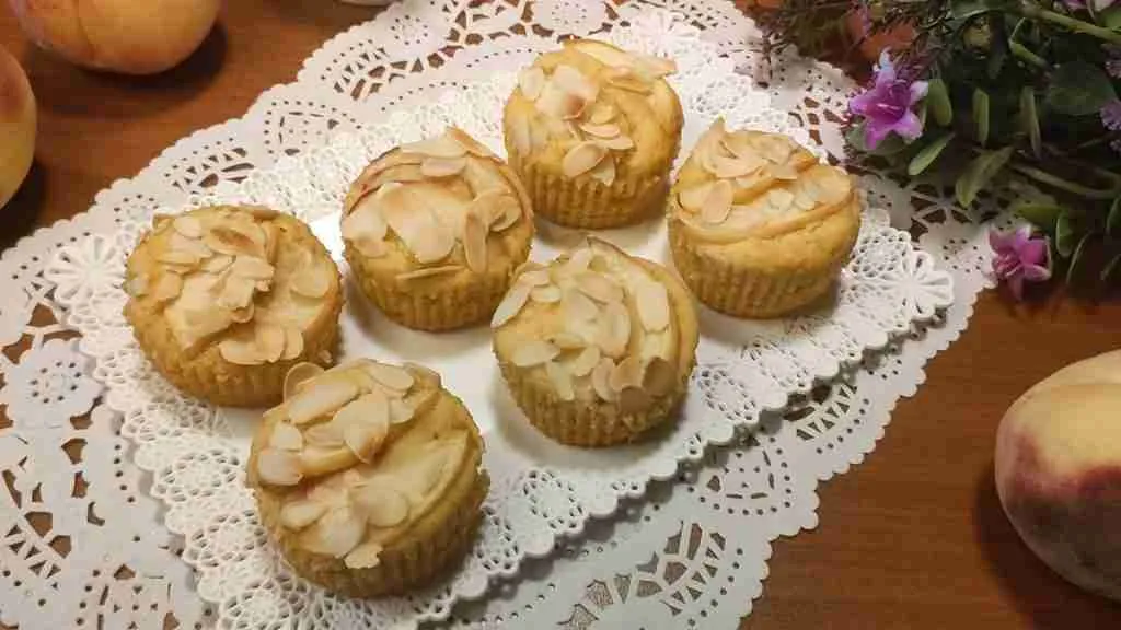 Muffin alle pesche e mandorle: un dolce da gustare con gusto e leggerezza 1 Muffin alle pesche e mandorle